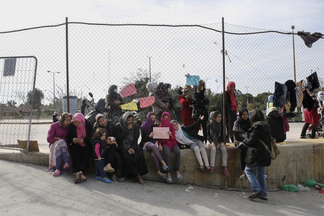 Yunan göç bakanına sığınmacı tepkisi